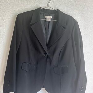 Black Professional Blazer with Classic Tailoring